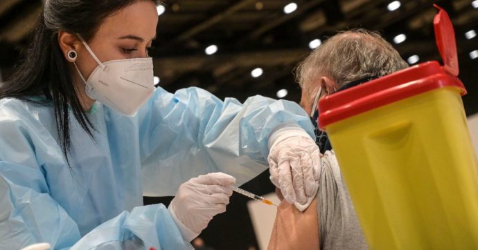 Biella, va a fare il vaccino con un avambraccio in silicone per ottenere il Green pass: smascherato dall’infermiera e denunciato