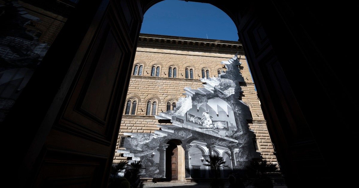Uno squarcio sulla facciata di Palazzo Strozzi a Firenze: così l’artista JR interpreta “La Ferita” della cultura nell’anno del Covid