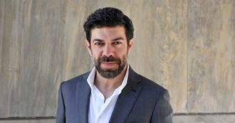 Copertina di Favino sul set con Jean Reno, Kelly Reilly e Clémence Poésy