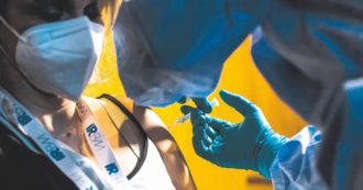 Copertina di AstraZeneca, dopo la bufera si riparte (quasi) come prima