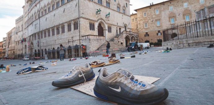 Copertina di Cortei e scioperi della fame: genitori in piazza