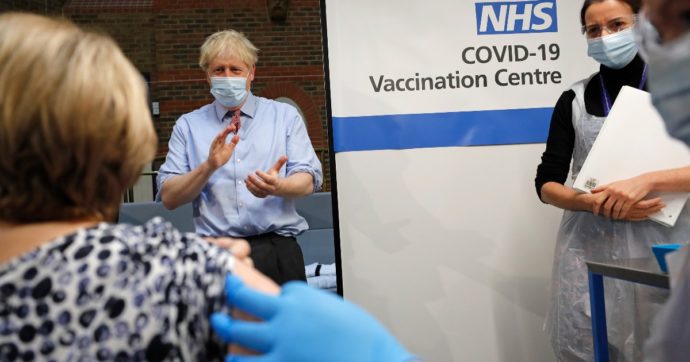 Vaccini, Gran Bretagna: record di inoculazioni, 873.784 in 24 ore. L’Italia ne farà in media 200mila al giorno anche la prossima settimana