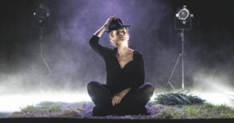 Copertina di Lucrezia Lante della Rovere: “A 50 anni suonati mi sento una vera scappata di casa con un carciofo in testa”