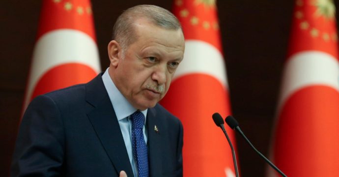 Turchia, Erdogan minaccia di espellere 10 ambasciatori stranieri per aver chiesto la scarcerazione del filantropo Osman Kavala