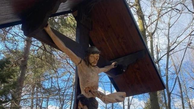 Savona, crocefisso in legno danneggiato dai vandali sul sentiero del castello di Cosseria