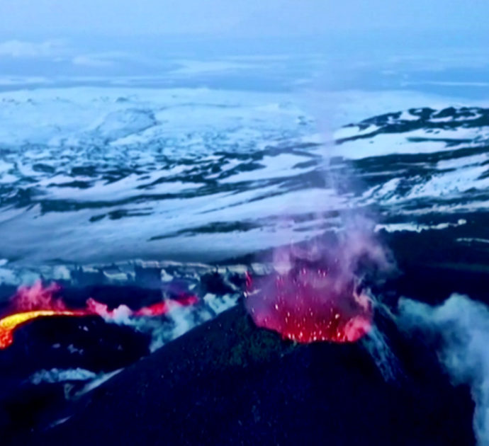 Gigantesche colate laviche ed esplosioni ad alta quota: lo spettacolo delle eruzioni vulcaniche in Kamchatka – Video