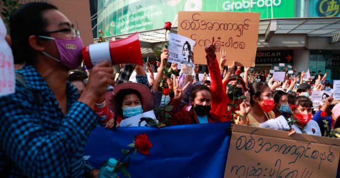 Birmania, 250 morti dall’inizio delle proteste antigolpe. Liberato giornalista Bbc sparito venerdì