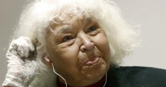 Copertina di Egitto, morta la scrittrice femminista Nawal el-Saadawi: si schierò contro poligamia e velo islamico