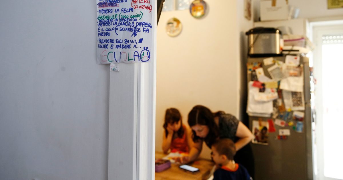 I nonni come baby sitter e i figli in dad da aiutare mentre lavorano da casa: l’odissea delle mamme lavoratrici escluse da tutti gli aiuti