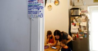 I nonni come baby sitter e i figli in dad da aiutare mentre lavorano da casa: l’odissea delle mamme lavoratrici escluse da tutti gli aiuti