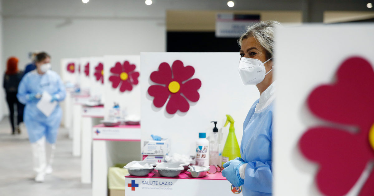 Vaccini, ogni Regione ha il suo piano: nel Lazio e in Campania si corre già con gli over 70, Lombardia e Toscana indietro con gli 80enni – Mappa e grafici