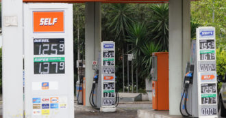 Copertina di Trasporti, prezzi dei carburanti in aumento da 20 settimane. Dallo scorso novembre il pieno di benzina costa 10 euro in più