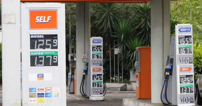 Trasporti, prezzi dei carburanti in aumento da 20 settimane. Dallo scorso novembre il pieno di benzina costa 10 euro in più