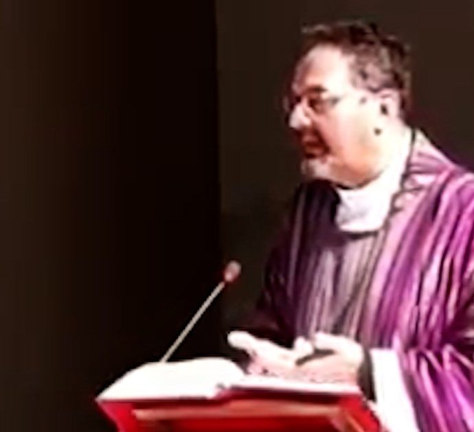 L’omelia del parroco di Cesena che rilancia una fake news: “Fanno abortire le donne e usano feti vivi per la sperimentazione dei vaccini”
