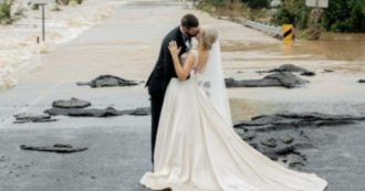 Copertina di Sposa non sa come arrivare in chiesa a causa dell’alluvione: grazie all’appello su Twitter arriva l’elicottero e il matrimonio è salvo