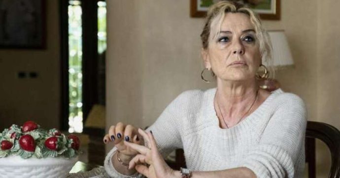 Monica Guerritore è Fiorella, la mamma di Francesco Totti : “È in competizione con Ilary Blasi, mette i tacconi e si fa biondo platino come lei”