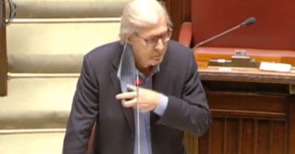 Copertina di “Ho il cancro posso parlare senza mascherina?”: Sgarbi alla Camera leva la protezione. Proteste in Aula e il vicepresidente Mandelli lo riprende