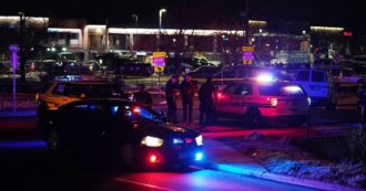 Copertina di Usa, sparatoria in supermercato del Colorado: 21enne uccide 10 persone e poi viene arrestato. Governatore: “Abbiamo visto il volto del male”