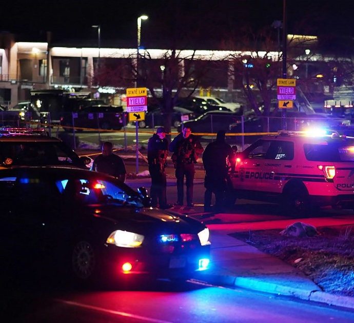 Usa, sparatoria in supermercato del Colorado: 21enne uccide 10 persone e poi viene arrestato. Governatore: “Abbiamo visto il volto del male”