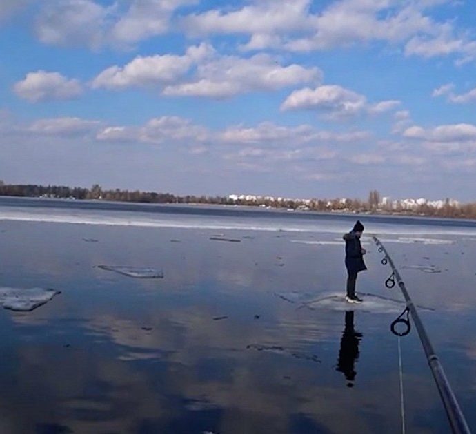 Il bambino è alla deriva su una lastra di ghiaccio: ecco come riesce a salvarlo un pescatore