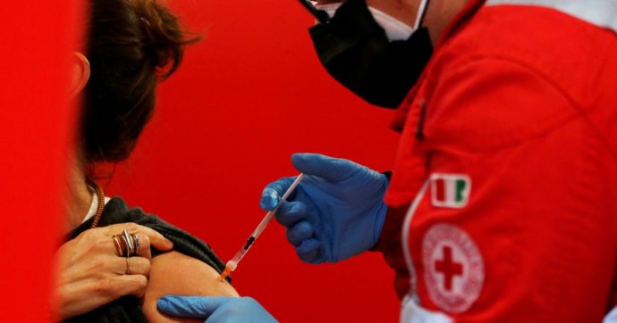 Vaccini, Regioni in crisi. Ma Figliuolo annuncia “un mln di dosi  Pfizer”