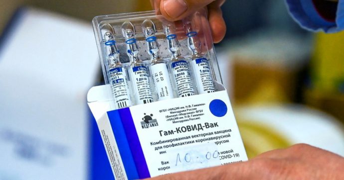 Covid, il Brasile ha bloccato il vaccino russo Sputnik: “L’adenovirus si replica, troppi rischi”. I dubbi sul processo di produzione