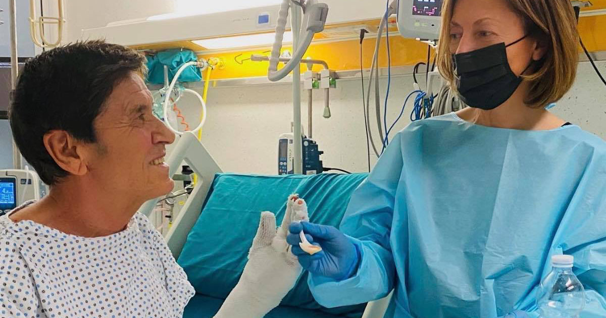 Gianni Morandi dimesso dall’ospedale dopo un mese di ricovero per le ustioni: “Adesso riabilitazione per recuperare l’uso della mano destra”