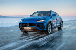 Copertina di Lamborghini Urus vola a 298 orari sul ghiaccio del Lago Baikal. E’ record ai Days of Speed