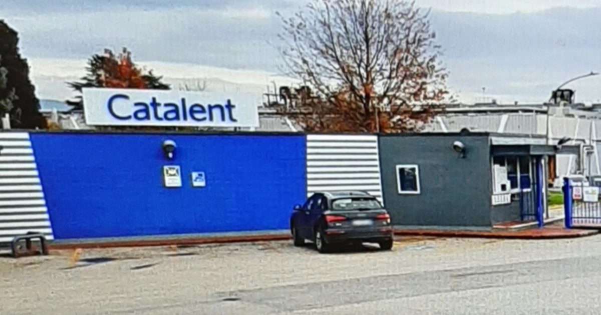 L’azienda di Anagni che infiala Astrazeneca e le spedizioni verso la sede Usa di “carichi di ferro e acciaio”: la società nega, ma c’è un documento segnalato all’Agenzia delle Dogane