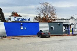 Copertina di L’azienda di Anagni che infiala Astrazeneca e le spedizioni verso la sede Usa di “carichi di ferro e acciaio”: la società nega, ma c’è un documento segnalato all’Agenzia delle Dogane