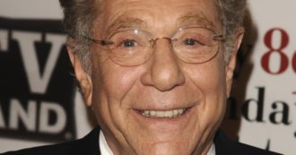 Copertina di Morto George Segal, addio al grande attore: ha recitato con Liz Taylor, Richard Burton e Barbra Streisand