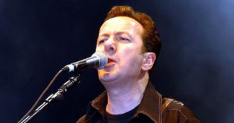 Copertina di “Assembly”,  la magia di Strummer per scoprire cos’è il (vero) genio