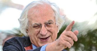 Copertina di Bertrand Tavernier morto, addio al regista e sceneggiatore francese. Dalla critica cinematografica al Leone d’oro alla carriera