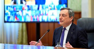 Copertina di Draghi al vertice Ue: “Europei ingannati da alcune case farmaceutiche”. Appoggio alla proposta di una stretta sull’export dei vaccini