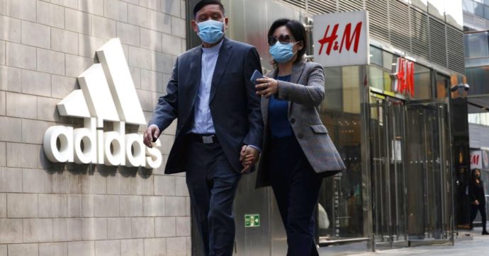 Da H&M, Nike e altri marchi critiche ai diritti violati nello Xinjang. Pechino risponde col boicottaggio dei loro prodotti