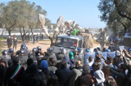 Copertina di Tap, la denuncia dei manifestanti: “Noi condannati, i poliziotti violenti ancora senza volto”