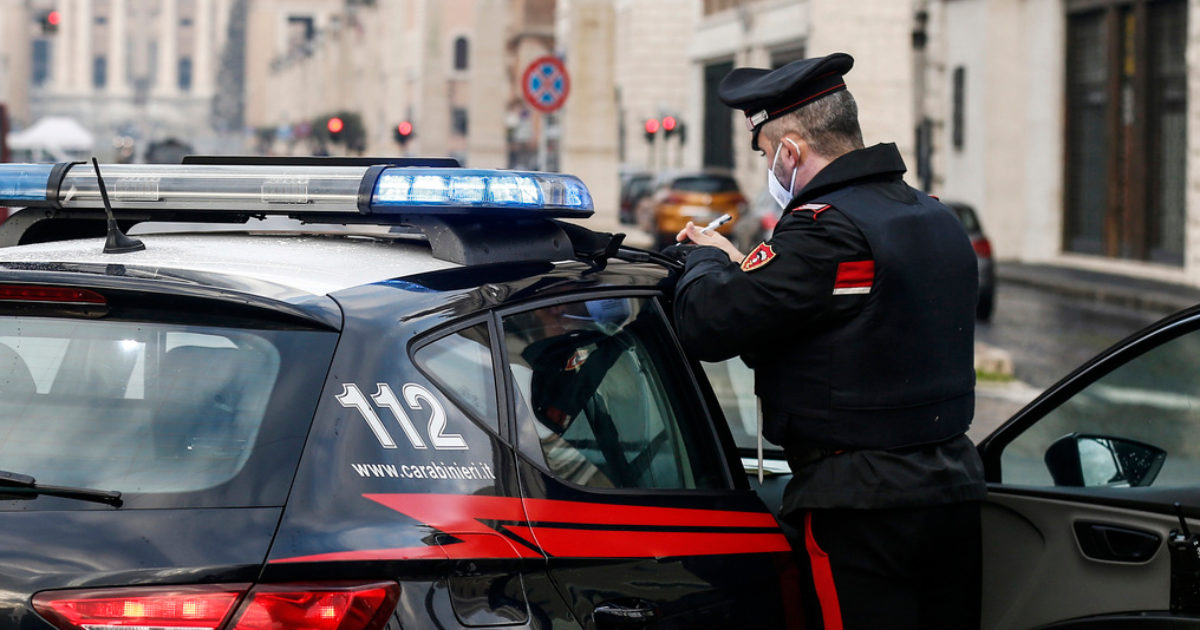 Napoli, picchia con una chiave inglese e minaccia di morte il figlio 15enne perché omosessuale: arrestato