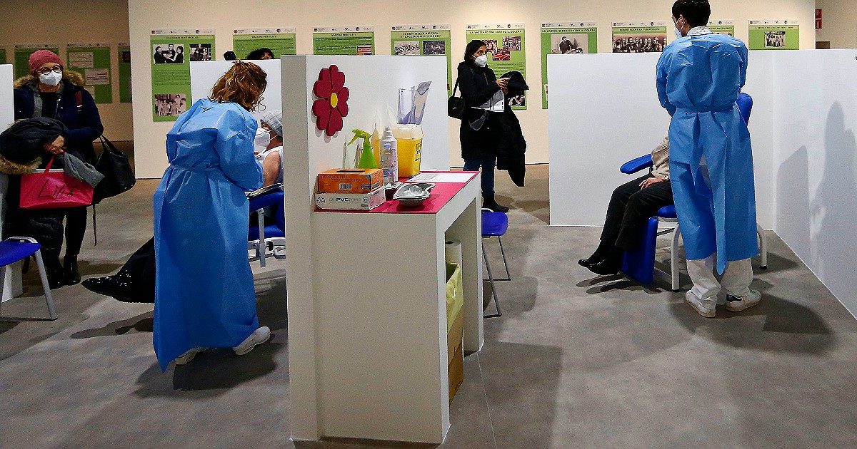 Vaccini, così funzionano le liste di riserva nelle Regioni. Le “panchine” anti-sprechi? Moduli online e overbooking, ognuno ha le sue regole