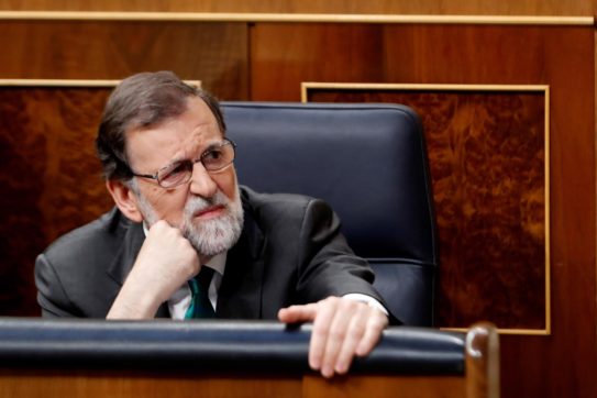 Copertina di Prove di governo in Catalogna. Rajoy e Maria Aznar nei guai per “la cassa B” del Partito popolare