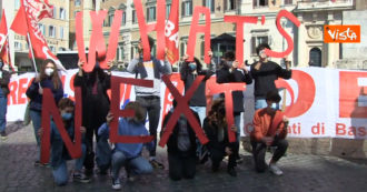 Copertina di Scuola, insegnanti e studenti in piazza contro la didattica a distanza. I presidi a Roma e Napoli: “Chiediamo la riapertura in sicurezza” – Video