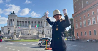 Roma, la prima vigile sulla storica pedana di piazza Venezia: “Grande responsabilità, rappresento tutte le donne della polizia locale”