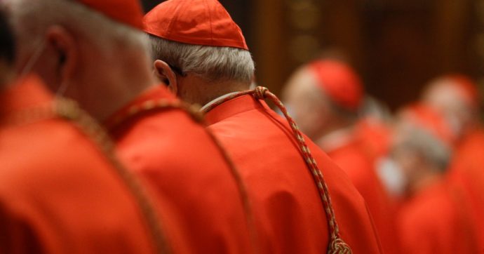 Papa Francesco taglia lo stipendio ai cardinali. Ma poteva fare di meglio: poteva abolirli