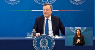 Copertina di Vaccini, Draghi: “Il criterio dell’età deve essere prioritario. Difficile spiegare perché alcune categorie hanno avuto le dosi prima”