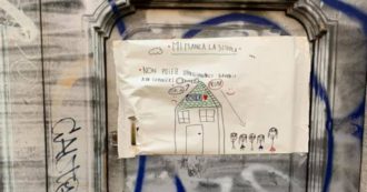 Copertina di Milano, dietrofront del rettore che aveva rimosso i disegni dei bambini: “Bacheca dentro la scuola”. La lotta con lieto fine di Francesca Barra