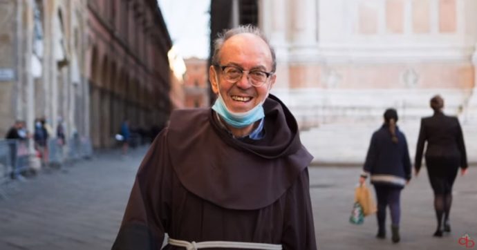 Covid, Bologna piange padre Gabriele Digani: “La sua costante presenza in un angolo della città era un segno di attenzione per tutti”