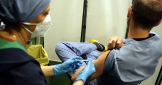 Copertina di Belgrado sospende le vaccinazioni anti-Covid agli stranieri: somministrazioni solo ai serbi