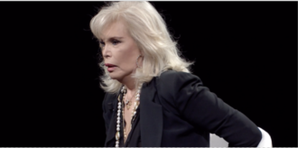 Copertina di Amanda Lear senza freni: “Questo microfono mi è entrato nel seder*… Inizio ad avere sonno”