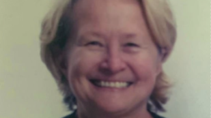 Copertina di Donna pugnalata a morte mentre stava portando a passeggio il cane: “Aggressione casuale”