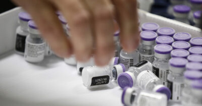 Copertina di Basta scontri frontali sui vaccini: la base scientifica è solida, vanno considerati gli effetti sociali