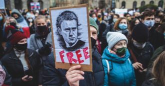 Copertina di Navalny, l’annuncio dello staff: “Ecco le prove del suo avvelenamento”. Ue e Usa ne chiedono la liberazione